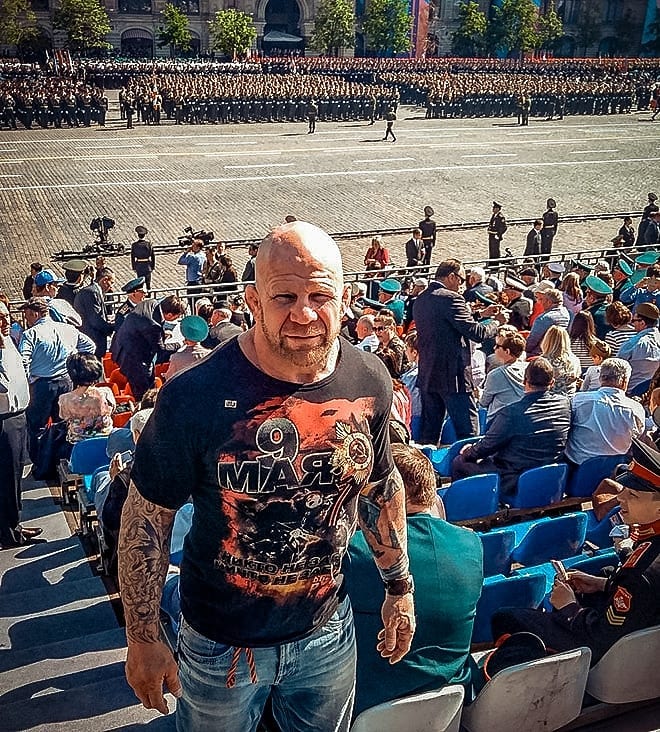 Американский боец, получивший гражданство РФ, поучаствовал в параде