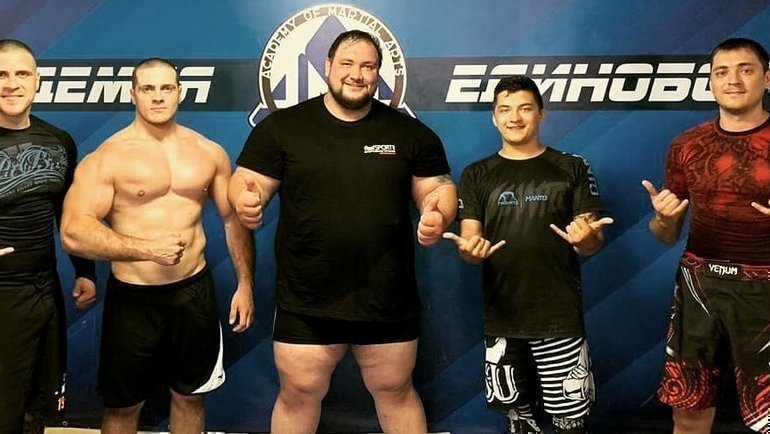 Бывший пауэрлифтер Денис Вильданов дебютировал в MMA — Fight.ru