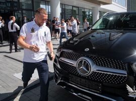 Пётр Ян получил новый Mercedes