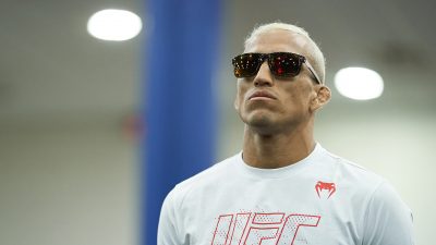 Чарльз Оливейра победил Макса Холлоуэя и завоевал пояс BMF