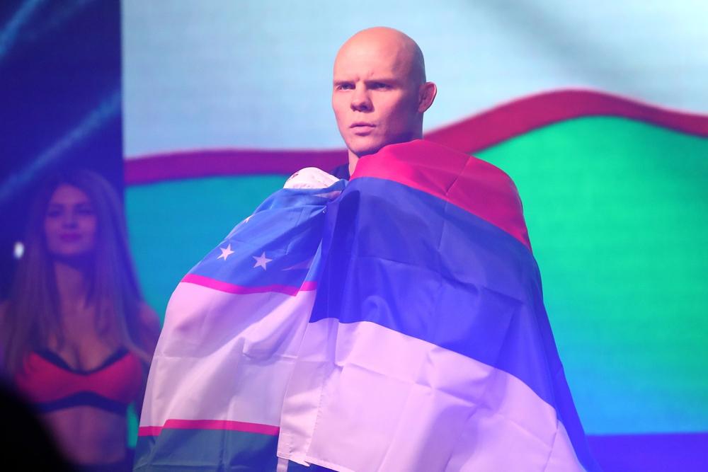 Богдан Гуськов выходит на бой с флагами Узбекистана и России