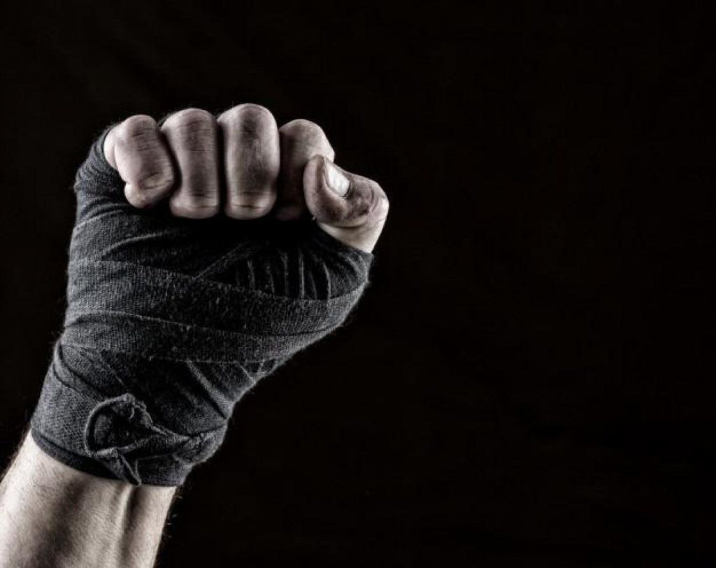 рука бойца в боксерском бинте