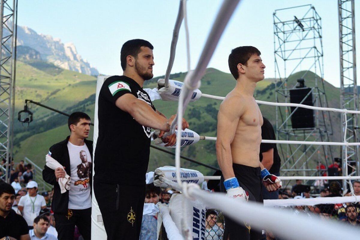 Муса плиев боец. Бойцы ингушетии. М1 ингушетия. Ингушский боец с длинными волосами. Бойцы смешанных единоборств ингушетии.